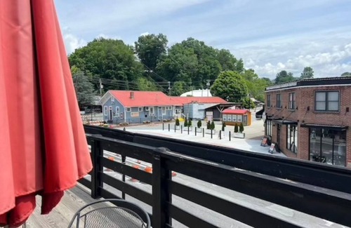 Bryson City Apartamento | The Everett Suite above Dolce, Bryson City, walk to restaurants and GSMRailroad