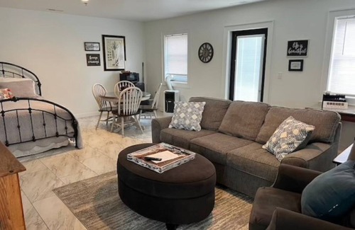 Bryson City Apartamento | The Everett Suite above Dolce, Bryson City, walk to restaurants and GSMRailroad