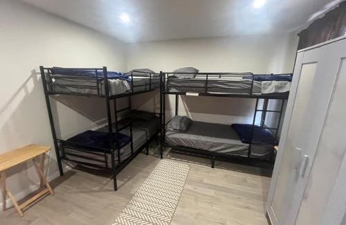 Bayonne Apartamento | The Evergreen 14 guests up to 16 25 min from NYC
