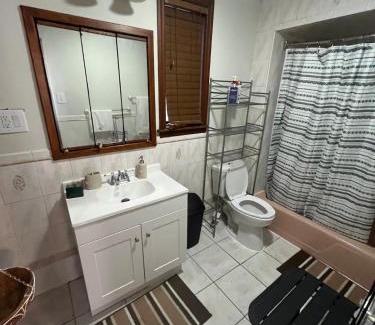 Bayonne Apartamento | The Evergreen 14 guests up to 16 25 min from NYC