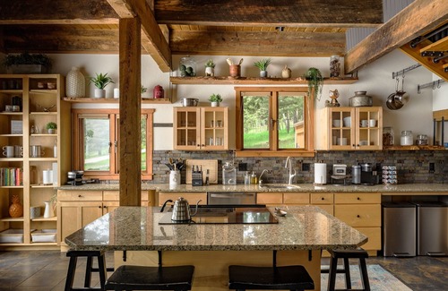 Evergreen Cabina | The Evergreen Castle - 4 bedrooms / 1.5 bathroom / Sleeps 8 / with Sauna