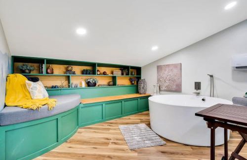 Wildwood Casa | The Evergreen Treehouse with Winter Views