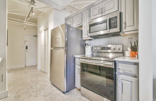 Athens Apartamento | The Executive Loft - Walk to Sanford Stadium!