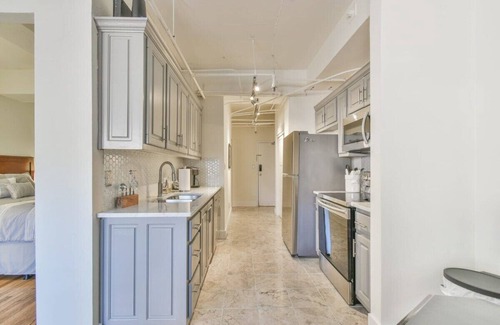 Athens Apartamento | The Executive Loft - Walk to Sanford Stadium!