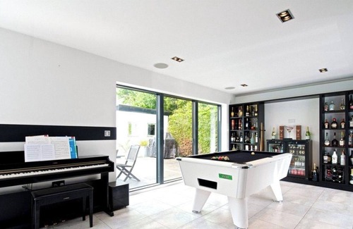 Wootton Casa | The Executive Villa (family -sized , luxurious 5-bedroom mansion)