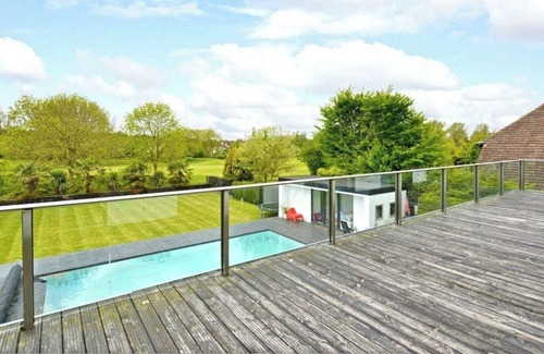 Wootton Casa | The Executive Villa (family -sized , luxurious 5-bedroom mansion)