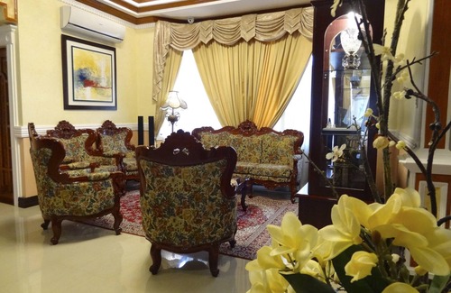 Buhangin Cama Y Desayuno | The Executive Villa Inn & Suites