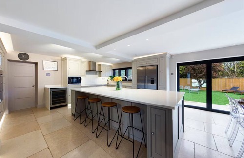 Saltford Casa | The FAB House 5*stay with late check out at 1pm