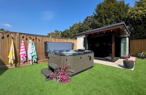 Saltford Casa | The FAB House 5*stay with late check out at 1pm