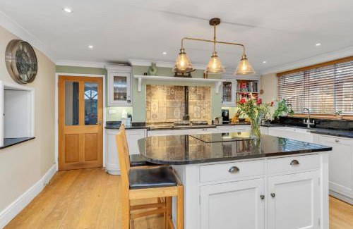 Bury St Edmunds Casa | The Fabulous Glen - sleeps up to 10 people with parking for 4 vehicles