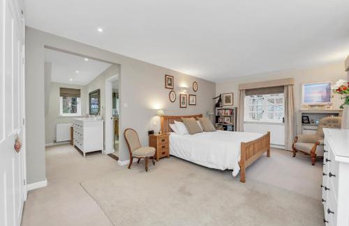 Bury St Edmunds Casa | The Fabulous Glen - sleeps up to 10 people with parking for 4 vehicles