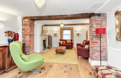 Bury St Edmunds Casa | The Fabulous Glen - sleeps up to 10 people with parking for 4 vehicles