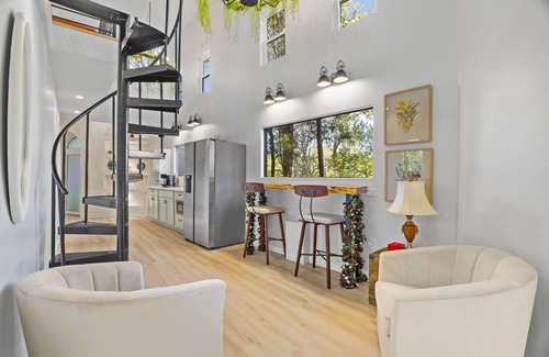 Bastrop County Cabina | The Fairy House | 3 Beds 2 Baths