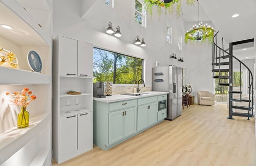 Bastrop County Cabina | The Fairy House | 3 Beds 2 Baths