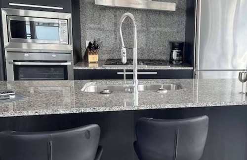 Downtown Victoria Condominio | The FALLS 2-bedroom 2 bath condo in downtown Victoria next to the Empress Hotel