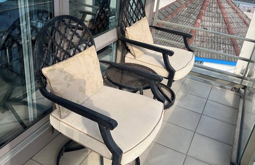 Downtown Victoria Condominio | The FALLS 2-bedroom 2 bath condo in downtown Victoria next to the Empress Hotel