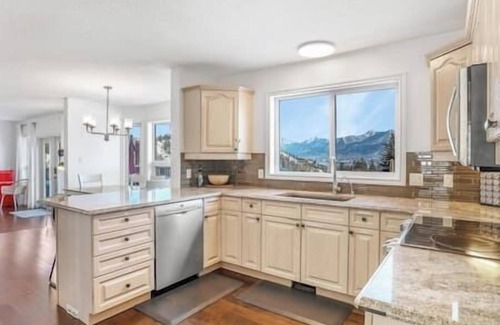 East Kootenay Casa | The Family Getaway: Relaxation with Pool & Hot Tub