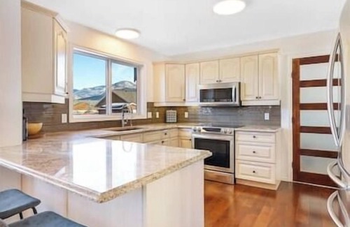 East Kootenay Casa | The Family Getaway: Relaxation with Pool & Hot Tub