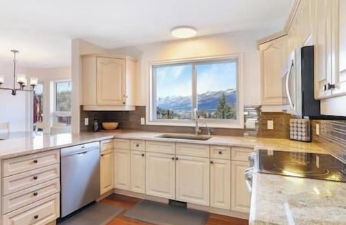 East Kootenay Casa | The Family Getaway: Relaxation with Pool & Hot Tub