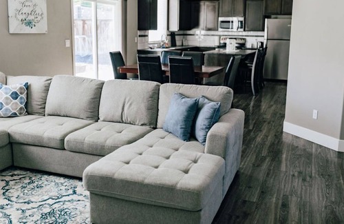 Tri-Cities Casa | The Family Retreat - Gorgeous 2-story home