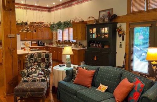 Flatgap Casa | “The Farm” 200 acres of hiking, fishing, and 4-wheeling countryside..