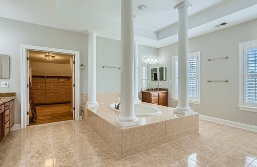 Lutherville Timonium Casa | The Farm's Luxury Timberpark Pool Estate