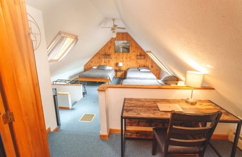 Peru Otro | The Farm @ Worthley Pond, Farmhouse, Rustic Barn, Private Beach, hot tub, sauna