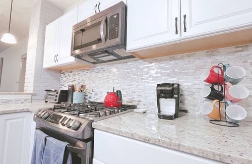 Highland Park Casa | The Farmahouse - Family Friendly Downtown Cottage