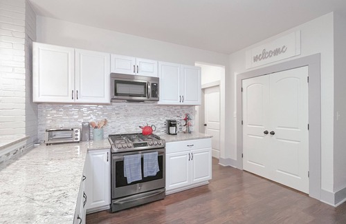 Highland Park Casa | The Farmahouse - Family Friendly Downtown Cottage
