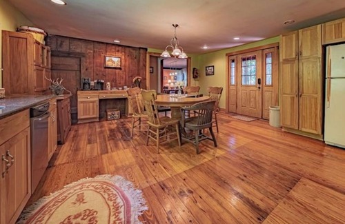Lancaster Casa | The Farmhaus - rustic 1800s homestead sleeps 12