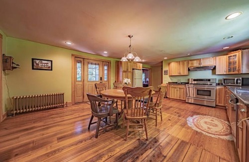 Lancaster Casa | The Farmhaus - rustic 1800s homestead sleeps 12