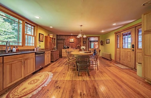 Lancaster Casa | The Farmhaus - rustic 1800s homestead sleeps 12