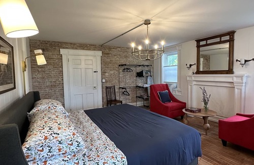 Schuylerville Otro | The Farmhouse at Saratoga - H1 Vintage - King Bed