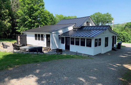 Fort Ann Casa | The Farmhouse- Charming 4-bedroom house with Lake Access & Hot Tub.
