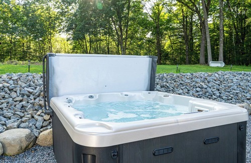 Fort Ann Casa | The Farmhouse- Charming 4-bedroom house with Lake Access & Hot Tub.
