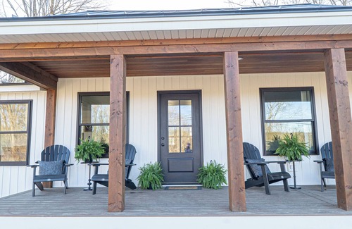 Fort Ann Casa | The Farmhouse- Charming 4-bedroom house with Lake Access & Hot Tub.