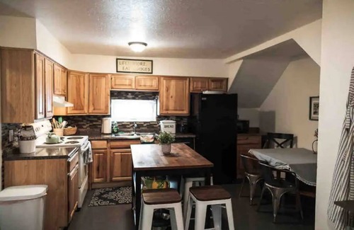 Fairbanks Casa | The Farmhouse - Clean, comfortable, and affordable!