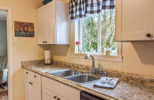 Sequim Casa | The Farmhouse Cozy 4 Bedroom Escape with Hot Tub
