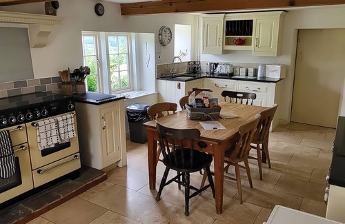 Bakewell Cabaña | THE FARMHOUSE, pet friendly, with hot tub in Youlgreave