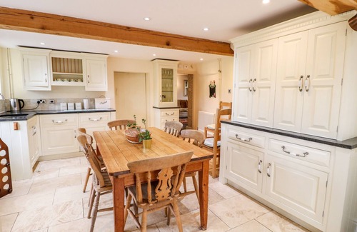 Bakewell Cabaña | THE FARMHOUSE, pet friendly, with hot tub in Youlgreave
