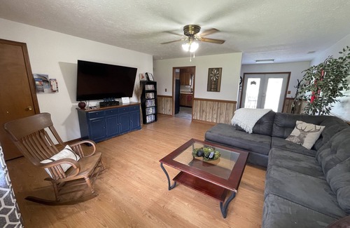 Hendersonville Otro | The Farmhouse Retreat- House A “Come experience life on a farm! Pet Friendly”