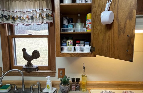 Hendersonville Otro | The Farmhouse Retreat- House A “Come experience life on a farm! Pet Friendly”