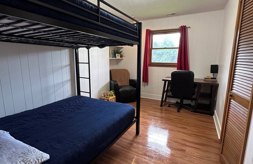 Hendersonville Otro | The Farmhouse Retreat- House A “Come experience life on a farm! Pet Friendly”