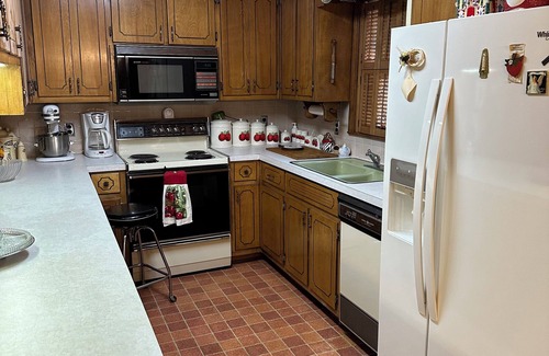 Mount Airy Otro | The Farmhouse. Vintage 3-bedroom with WiFi. Mt Airy outskirts. Vineyards nearby.