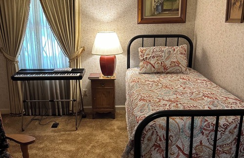 Mount Airy Otro | The Farmhouse. Vintage 3-bedroom with WiFi. Mt Airy outskirts. Vineyards nearby.