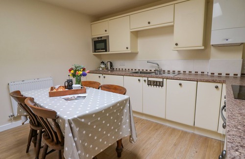 Llanwrthwl Cabaña | THE FAULKNER, pet friendly, character holiday cottage in Rhayader