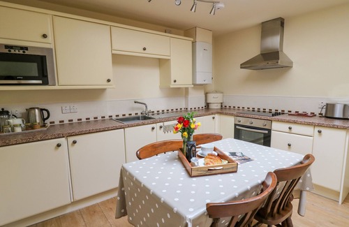 Llanwrthwl Cabaña | THE FAULKNER, pet friendly, character holiday cottage in Rhayader