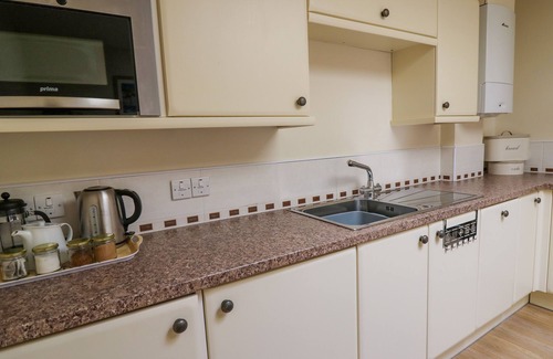 Llanwrthwl Cabaña | THE FAULKNER, pet friendly, character holiday cottage in Rhayader