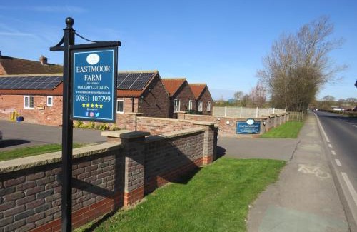 Bridlington Casa | The Feed Room At Eastmoor Farm Fully Renovated Fully Equipped 2 Bed Luxury Mews Cottage 1 Mile from the Beach