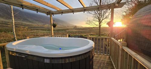 Glasgow Otro | The Fells - Campsie Luxury Pods with hot tub